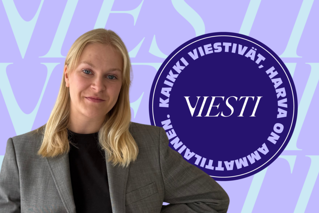 Viesti ry:n viestinnän asiantuntija Emma Koponen. Taustalla on viestin logo.